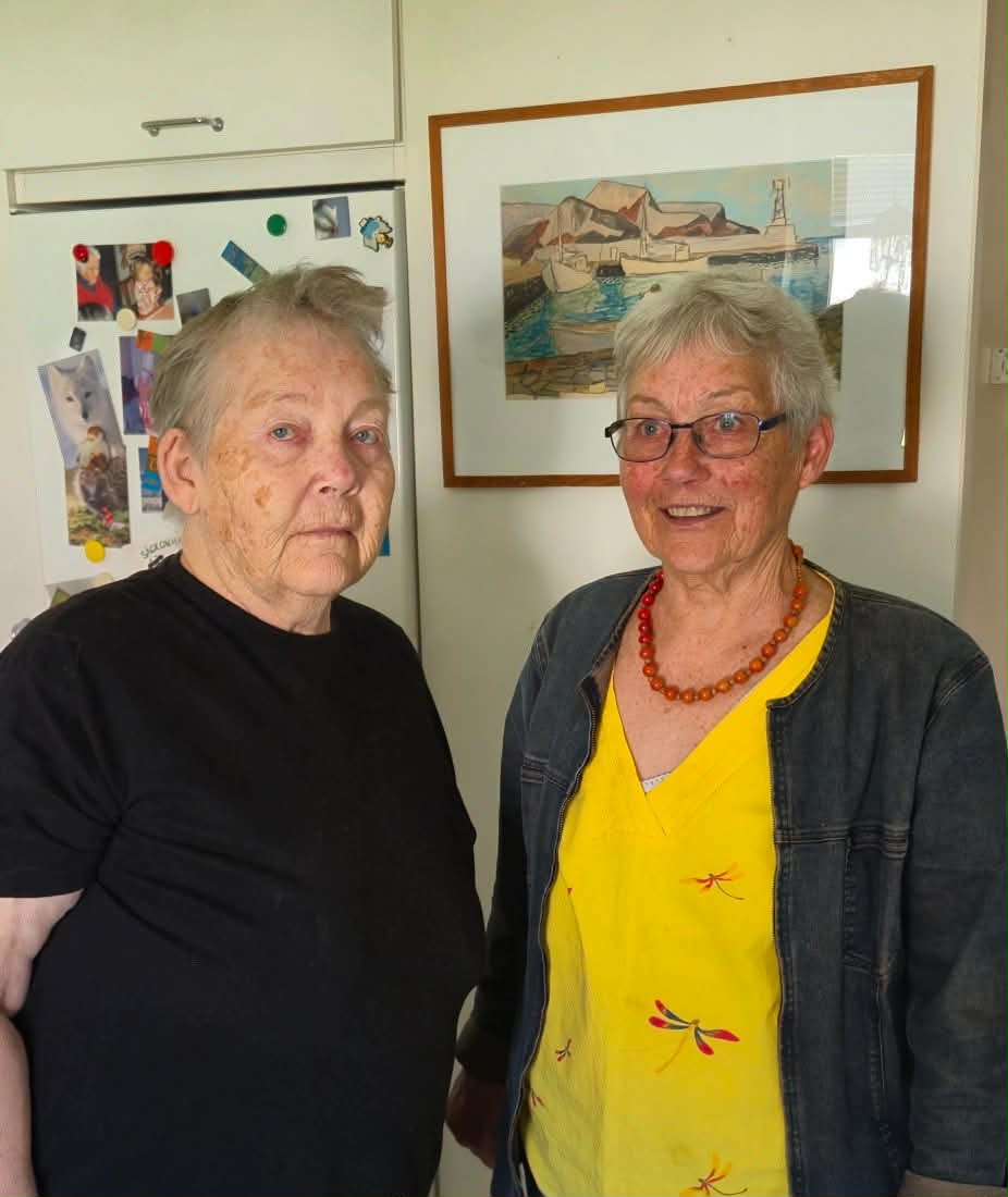Ingrid Sifversson och hennes syster Ulla på Solkullen i Vollsjö